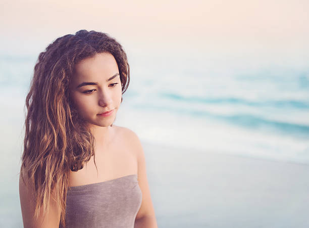 Simple wave outline necklaces